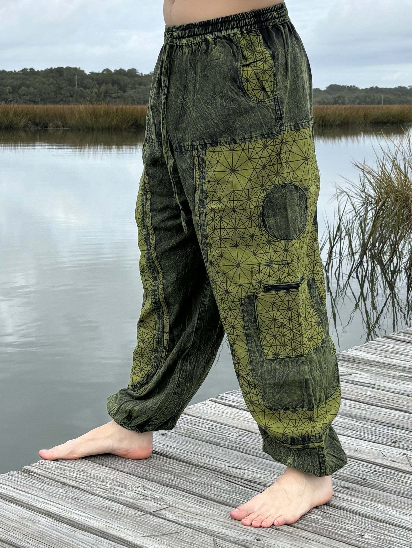 Stone washed pants with six pockets and elastic cuffs, ideal for comfort and style.