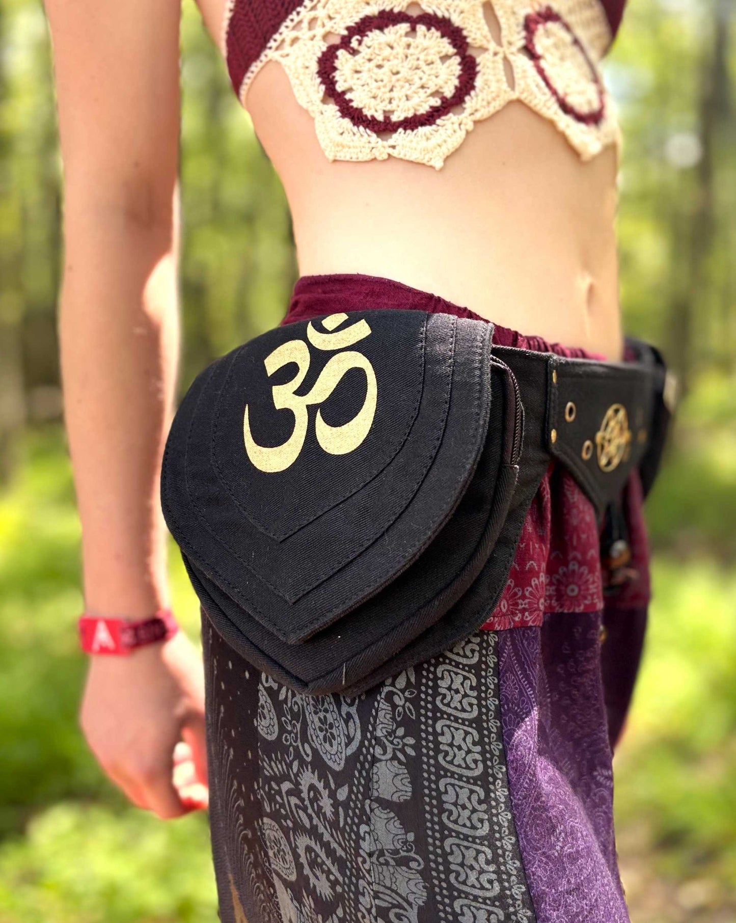 Ohm Belt Bag with gold print and metal buckle, made of 100% cotton, featuring four pockets for easy access.