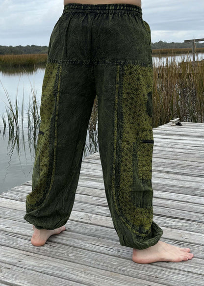 Stone washed pants with six pockets and elastic cuffs, shown outdoors.